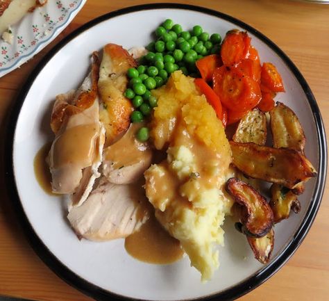 Roast Chicken with Herbs Uk Roast Dinner, English Sunday Roast Dinner Chicken, Roast Chicken Meal, British Sunday Roast Dinner Chicken, Roast Chicken Aesthetic, British Chicken Recipes, Delicious Foods Aesthetic, Roast Dinner Aesthetic, Roast Dinner Chicken