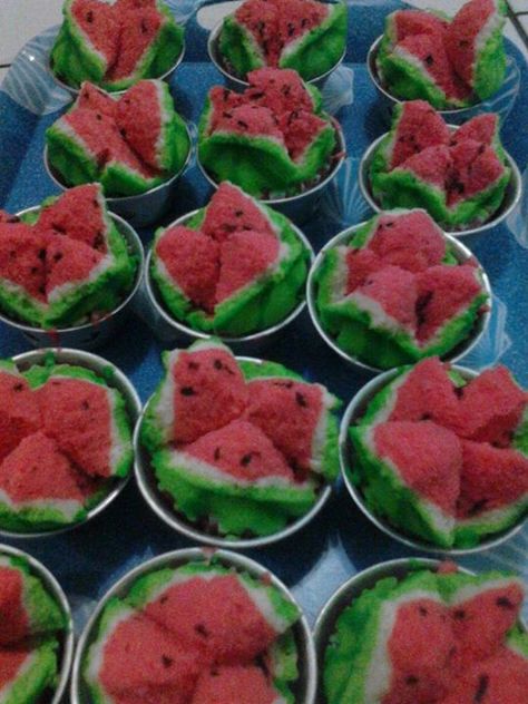 Resep Cara Membuat Bolu Kukus Mekar Warna Semangka Roti Kukus, Baking Wallpaper, Bolu Cake, Filipino Food Dessert, Indonesian Desserts, Baking Soda Bath, Watermelon Cake, Steamed Cake, Steam Recipes