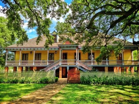 Take A Drive Down One Of Louisiana's Oldest Roads For A Picture Perfect Day New Orleans Plantations, Louisiana Plantations, Southern Plantations, River Road, Tiny House Decor, Tiny House Interior, Tiny House Living, Mississippi River, Tiny House Plans