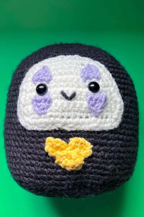 A free No Face crochet pattern! Perfect gift for anime lovers, geeks and nerds! #crochetanime #amigurumidolls #crochetpatterns #crochetnoface #noface #studioghibli No Face Crochet Pattern, Ghibli Crochet Pattern Free, Studio Ghibli Crochet Pattern, No Face Crochet, Ghibli Gifts, Crochet Diys, Knit Inspiration, Face Pattern, Crochet Diy