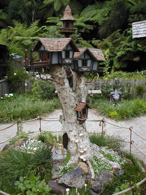 20 Amazing #Flower Planters and Lawn Ornaments Made Out of Old Tree Stumps - To me the most amazing gardening and landscaping concepts are those which make use of the existing natural features of a property. A lot of people spend a ridiculous amount of money and effort to get rid of old tree stumps, and I always just shake my head wondering … why? Fairy Tree Houses, Fairy Garden Designs, Faeries Gardens, Fairy Tree, Gnome House, Fairy Garden Houses, Have Inspiration, Fairy Garden Diy, Tree Stump