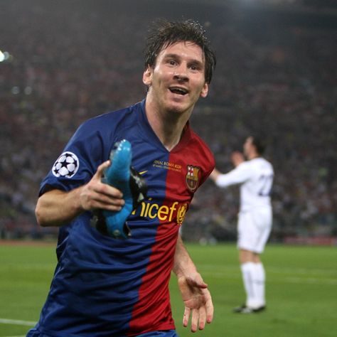 2009 Messi holding his boot after celebrating Messi Boots, Messi 2009, Lionel Messi, Fc Barcelona, Cristiano Ronaldo, Manchester United, Ronaldo, Manchester, Soccer Field