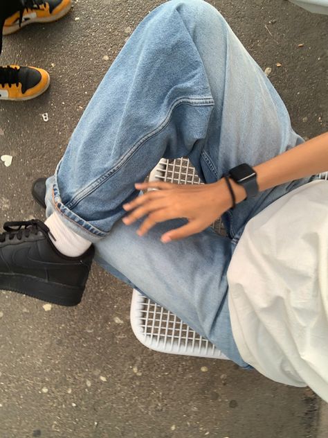 Outifit rentrée lycée school life blue washed jeans apple watch nike air force noir Air Force Noir, Apple Watch Nike, Simple Outfit, School Life, Washed Jeans, Nike Air Force, Apple Watch, Air Force, Nike Air