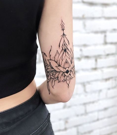 Back Tattoo Women Upper, Above Elbow Tattoo, Lotusblume Tattoo, Tricep Tattoos, Elbow Tattoos, Inspiration Tattoos, Wolf Tattoo Design, Thigh Tattoos Women, Back Tattoo Women