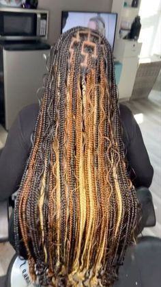 Multicolor Knotless Box Braids, Braids With Highlights, Brown Box Braids, Boho Locs, Blonde Box Braids, Honey Brown Hair, Colored Braids, Blonde Braids, Braids Hairstyles Pictures