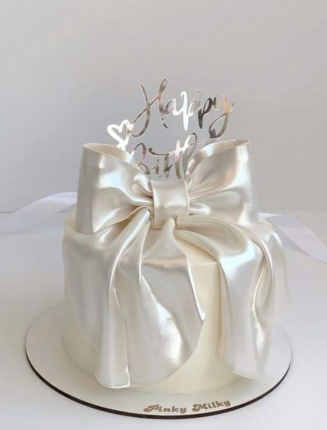 big bow cake decor White Bow Cake, Bow Wedding Cake, Bow Birthday Cake, 19th Birthday Cakes, Bow Cake, 25th Birthday Cakes, White Birthday Cakes, Vintage Birthday Cakes, Bow Cakes