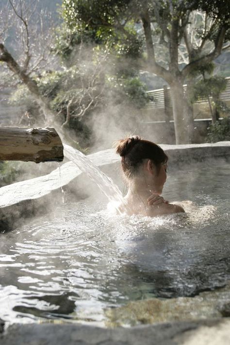 Woman soaking in hot tub, with water running down her back Casa Hobbit, Japanese Hot Springs, Japanese Bath, Infinity Pools, Girl Beach, Spa Retreat, Cool Pools, City Girl, Spa Day