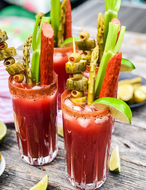 Caesar Drink Recipe, Caesar Bar, Canadian Drinks, Caesar Drink, Caesar Cocktail, Drink Garnishes, Caesar Recipe, Pepperoni Sticks, Pickled Asparagus