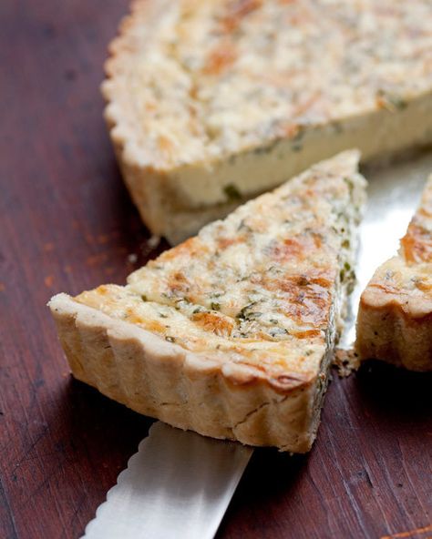 Indulge in the fine balance of blue cheese and herbs in this luscious dish from "Farm to Fork," by Emeril Lagasse. Savory Pie Crust Recipe, Savory Pie Crust, Spinach Tart, Blue Cheese Recipes, Cheese Quiche, Breakfast Quiche, Barefoot Contessa, God Mat, Savory Pie