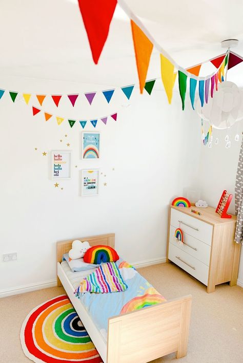 Rainbow Toddler Room, Rainbow Boys Room, Rainbow Bedroom Decor, Creative Accent Wall Ideas, Wallpaper Farm, Rainbow Decor Bedroom, Creative Accent Wall, Rainbow Room Decor, Farm Hacks