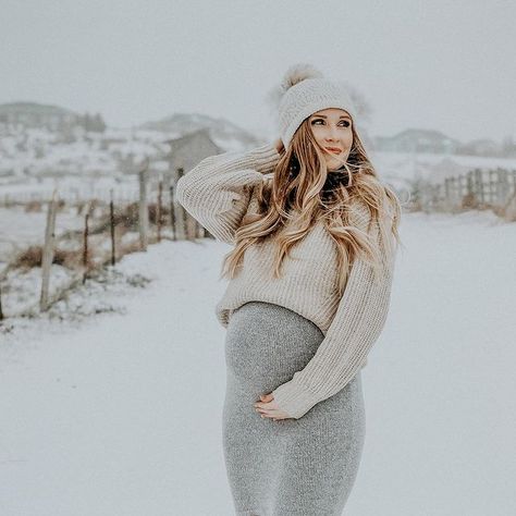 Snow Maternity Photos, Winter Pregnancy Photoshoot, Winter Maternity Pictures, Winter Maternity Shoot, Maternity Shoot Outfit, Maternity Picture Outfits, Winter Maternity Photos, Fall Maternity Photos, Maternity Photography Poses Outdoors