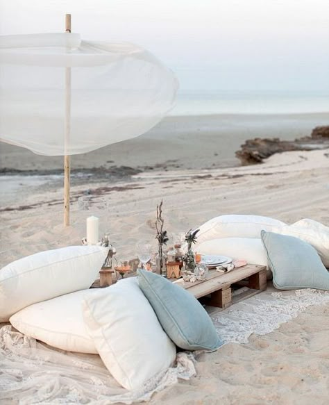 Dreamy Beach Picnic on Beach Bliss Living: http://beachblissliving.com/beach-picnic-ideas-inspiration/ Evening Vibes, Sunday Evening, Beach Living, Beach Picnic, Coastal Living, The Sand, 인테리어 디자인, Beach Club, Beach Life