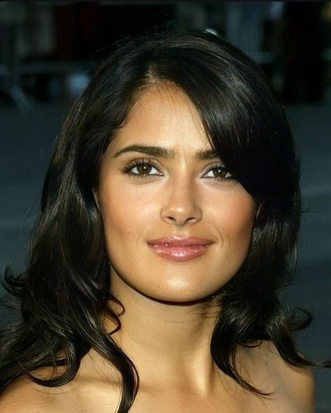 Salma Hayek Hair Curly, Salma Hayek Style 90s Snake, Selma Hayek Style 90s, Young Salma Hayek, Salma Hayek Makeup, Salma Hayek Style 90s, Selma Hyak, Salma Hayek Young, Salma Hayek Hair