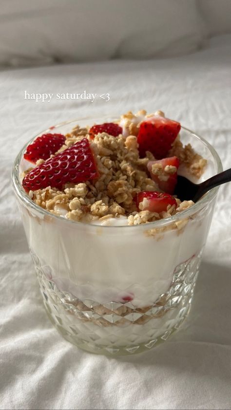 Breakfast Aesthetic Yogurt, Fruit Parfait Aesthetic, Healthy Yogurt Bowls Aesthetic, Easy Breakfast Ideas Yogurt, Strawberry Bowl Aesthetic, 55 Kg Weight Scale Aesthetic, Low Cal Yogurt Bowl, Healthy Breakfast Yogurt Bowl, Yogurt Breakfast Aesthetic