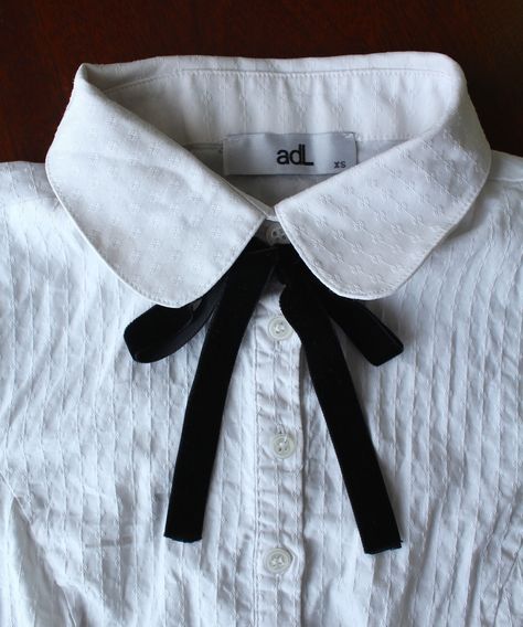 Diy Bow Tie Collar Blouse  •  Free tutorial with pictures on how to make a collar / bib in under 2 minutes Ribbon Bow Tie, Sundance Clothing, Collar Outfits, Bow Tie Shirt, Bow Tie Blouse, Bow Tie Dress, Vegas Dresses, Ribbon Shirt, How To Tie Ribbon