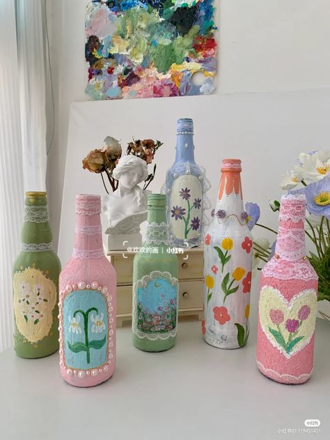 Arts N Crafts Aesthetic, Bottle Clay Art Ideas, Aesthetic Recycled Crafts, Painting On Bottles Ideas, Cute Bottle Painting, Aesthetic Bottle Painting, Glass Bottle Art Ideas, Aesthetic Arts And Crafts, Recycled Decorations