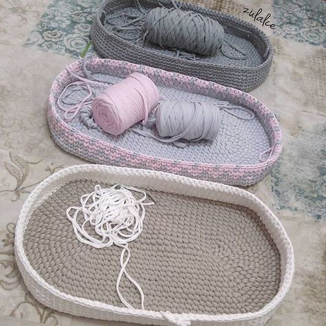 Crochet Cradle Basket Baby Carrier Free Crochet Pattern - by Budget101.com Crochet Baby Nest, Baby Sleeping Basket, Diy Crochet Basket, Crochet Basket Pattern Free, Baby Moses, Baby Moses Basket, Baby Baskets, Crochet Basket Pattern, Moses Basket