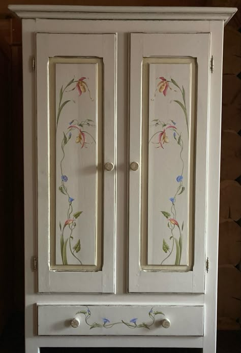 Painting On Furniture Aesthetic, Cottage Core Wardrobe Furniture, Vintage Floral Furniture, Hand Painted Wardrobe Ideas, Paint Design On Furniture, Painting Ideas For Bookshelves, Painted Door Flowers, Flower Painted Cabinets, Repainting Furniture Ideas