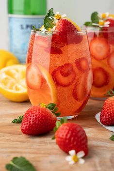 Champagne Punch Recipes, Sparkling Strawberry Lemonade, Sangria Bar, Strawberry Lemonade Recipe, Champagne Punch, Rose Sangria, Water Photoshoot, Sweet Potato Kale, Colorful Chocolate