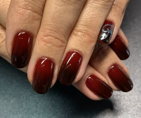 Shellac Nails Red Design, Black To Red Gradient Nails, Brown Nails With Black Design, Black And Brown Ombre Nails, Black Red Nails Short, Short Vampy Nails, Red Black Nails Short, Red And Black Ombré Nails, Black And Red Ombré Nails