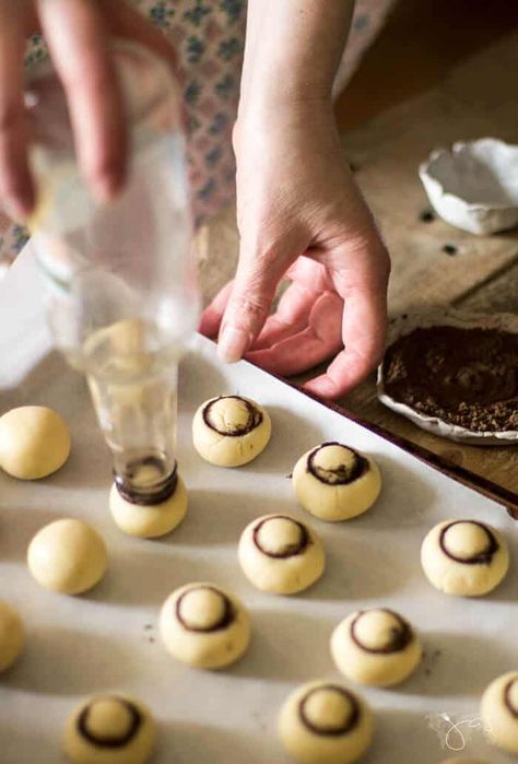 Meringue Cookies Mushroom, Button Mushroom Cookies, Cottagecore Savory Food, Spiced Mushroom Cookies, Mushroom Cookies Recipe, Mushroom Shaped Dessert, Woodland Christmas Cookies, Cookie Mushroom, Mushroom Cookies Decorated