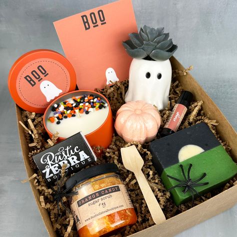 Halloween Client Gifts, Fall Care Package Ideas For College, Boo Box Ideas, Spooky Gift Basket, Adult Boo Basket, Cake Gift Basket, Fall Gift Baskets, Ceramic Ghost, Halloween Box