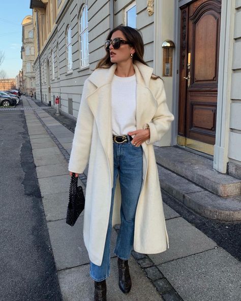 Simple Jeans Outfit, White Coat Outfit, Minimalist Moda, Coat Outfit, Outfit Jeans, Fashion Blogger Style, White Coat, Coat Outfits, Winter Mode