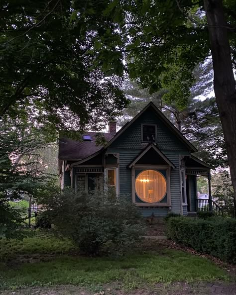 Monticello Illinois Whimsical House Aesthetic, 90s Witch House, Midwestern Gothic House, Small Cozy Home Exterior, Grunge House Exterior, Gothic Tiny Home, Old Houses Aesthetic, Tiny House Aesthetic, Small House Aesthetic