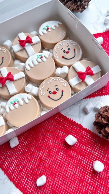 Christmas Oreo Pucks, Christmas Dipped Oreos, Gingerbread Cake Pops, Christmas Cake Pucks, Christmas Oreos Chocolate Covered, Fall Oreos, Christmas Dessert Box Ideas, Bentos Cake, Pink Chocolate Covered Oreos