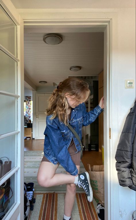 Mini Dress And Denim Jacket Outfit, Denim And Brown Outfit, Converse Chuck Taylor All Star Outfit, Converse Chuck Outfit, Brown Mini Dress Outfit, Brown Denim Jacket Outfit, Denim Jacket Outfit Aesthetic, Denim Jacket Aesthetic, Messenger Bag Outfit