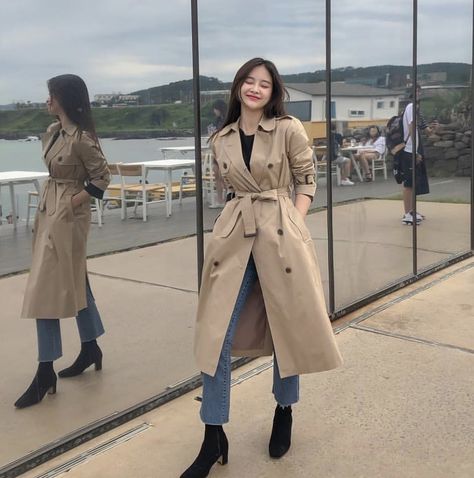 Long Coat Outfit Korean Style, Kdrama Trench Coat Outfit, Korean Outfits For Winter, Korean Trench Coat Outfit, Black Trench Coat Outfit Casual, Tracking Outfit, Overcoat Outfit Women, Korean Trench Coat, Trench Coat Outfit Winter