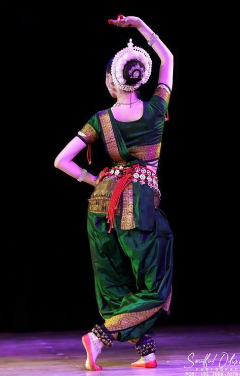 Oddisi Dance Poses, Odissi Dance Costumes, Odissi Dance Photography, Odissi Dance Painting, Odissi Costume, Odissi Dance, Indian Dance Costumes, Bharatanatyam Costume, Ar Art