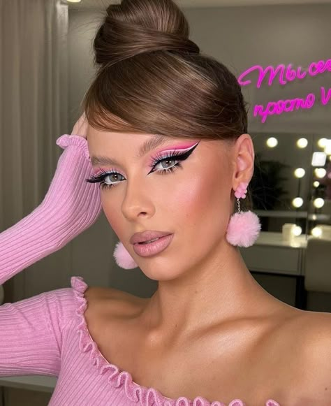 Barbie make up Barbie Inspired Hairstyles, Barbie Makeup Look, Pink Makeup Looks, Barbie Hairstyles, Exotic Makeup, Vintage Makeup Looks, Makeup Look Ideas, Barbie Hairstyle, Scrolling Through Pinterest