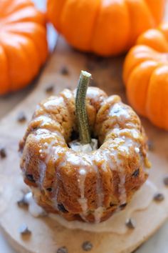 Pumpkin Bundt Cakes, Halloween Cake Recipes, Mini Bundt Cakes Recipes, Pumpkin Bundt, Cinnamon Glaze, Pumpkin Bundt Cake, Bundt Cake Recipe, Mini Torte, Mini Bundt