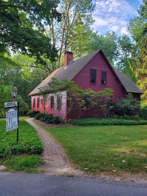 Early American Homes Exterior, Old American Farmhouse, American Homes Exterior, Cape House Exterior, Old Colonial Homes, Early American Homes, Colonial Cottage, Colonial House Exteriors, Colonial Life