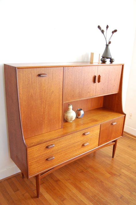 Danish Modern MCM Sideboard Mid Century Modern Credenza, Mcm Furniture, Mid Century Modern Interiors, Danish Furniture, Mid Century Modern Decor, Retro Furniture, Mid Century Decor, Hard Wood, Mid Century Modern House