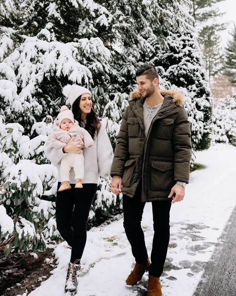 Winterwonderland photoshoot #baby #snowy #photoshootideas #family #babyphotographyideas #winterwonderlandtheme Baby Snow Photoshoot, Snow Photoshoot, Baby Snow, Winter Ootd, Winter Wonderland Theme, Baby In Snow, Ootd Winter, Snow Trip, Stylish Winter Outfits