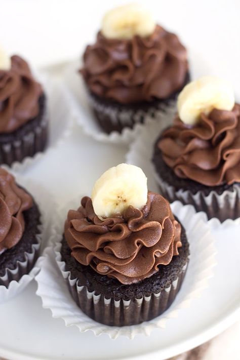 Chocolate Banana Cupcakes with a chocolate frosting and topped with a fresh banana slice! Chocolate Banana Cupcakes, Cookies Cupcake, Easy Chocolate Desserts, Banana Cupcakes, Waffle Cake, Cupcake Flavors, Baking Cupcakes, Yummy Cupcakes, Oven Mitt