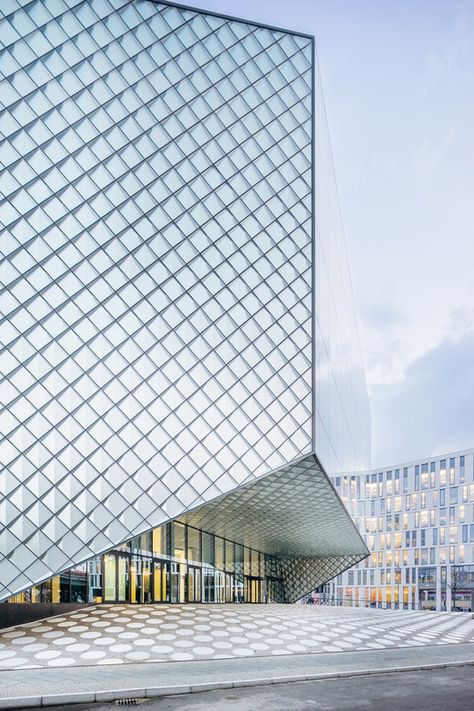 Smart Facades: Buildings that Adapt to the Climate Through their Skin | ArchDaily Commercial And Office Architecture, Sacred Architecture, Cultural Architecture, Education Architecture, Glass Facades, Commercial Architecture, Building Facade, Zaha Hadid, Architecture Exterior