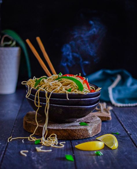 Vegetable Hakka noodles – Kitchen Mai Hakka Noodles Recipe, Chinese Noodle Recipes, Indo Chinese Recipes, Chinese Dinner, Hakka Noodles, Chinese Recipe, Vegetable Noodles, Pan Fried Chicken, Spicy Noodles