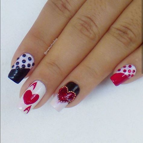 King And Queen Nail Designs, Queen Of Hearts Nails Designs, Queen Of Hearts Nails, Hearts Nails, Queen Nails, 2023 Nail, Heart Nail Designs, Heart Nails, Queen Of Hearts