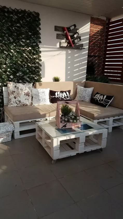 100+ Wood Pallet Furniture Ideas - HubPages Outside Pallet Furniture, Diy Pallet Bench, Pallet Patio Couch, Outdoor Pallet Furniture, Pallet Furniture Outdoor Balcony, Pallet Outdoor Furniture, Pallet Furniture Balcony, Seating Made From Pallets, Diy Pallet Projects For Outside