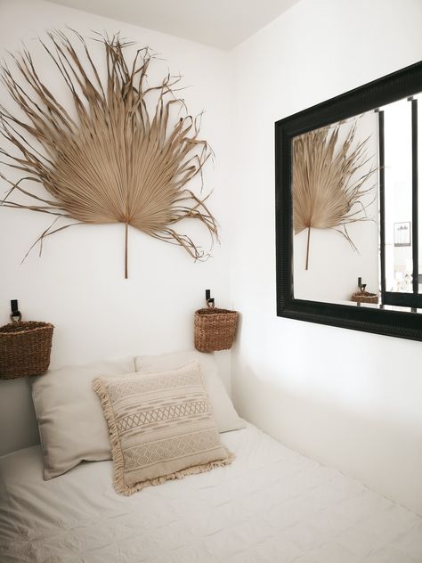 Style Californien Pampas Decor, Nautical Decor Bedroom, Style Californien, Palm Leaf Decor, Cheap Home Decor Ideas, Dried Pampas, Inexpensive Home Decor, Ideas Hogar, Style Deco