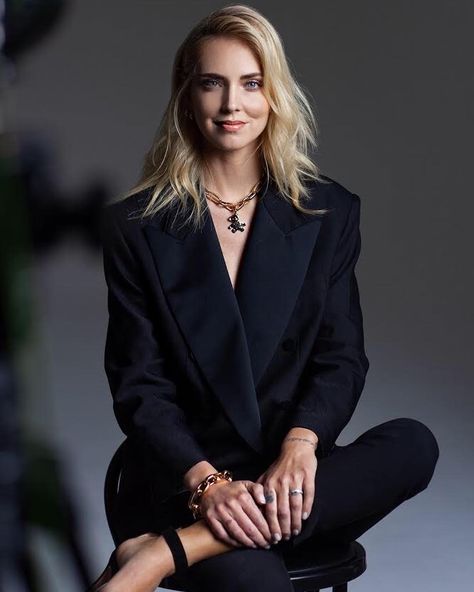 Chiara Ferragni on Instagram: “So proud to be part of this group of incredible human beings: please watch the whole video🙏🏻 Sisterhood and support from woman to woman is…” Corporate Headshots Women, Real Estate Agent Outfits, Business Headshots Women, Business Portraits Woman, Woman To Woman, Professional Profile Pictures, Professional Headshots Women, Studio Headshots, Women Lawyer