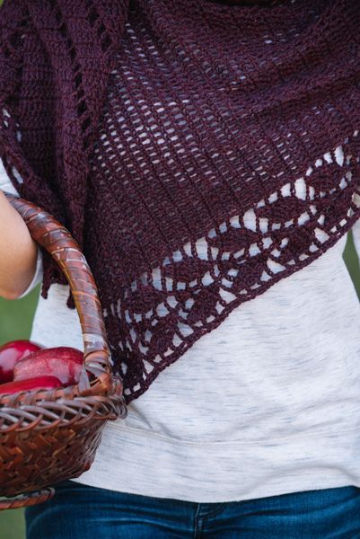 Macoun Leaf Shawl - I Like Crochet Red Crochet Shawl, Laces Designs, Crochet Eyeglass Cases, Leaf Shawl, Crochet Lace Patterns, Apple Leaves, Crochet Lace Scarf Pattern, Poncho Au Crochet, Crochet Prayer Shawls