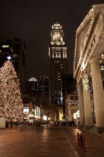 Christmas in Boston, because the Tassin family will live here one day!!!!! Boston Aesthetic, Quincy Market, Boston Travel, Christmas In The City, Tall Buildings, Large Christmas Tree, Boston Strong, Custom House, Boston Massachusetts