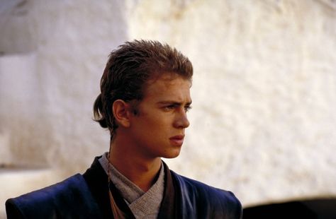 Star Wars: Episode II - Attack of the Clones (2002) Star Wars Hair, Anakin And Padme, Star Wars Anakin, Diego Luna, Attack Of The Clones, Star Wars Men, Hayden Christensen, Ewan Mcgregor, Athletic Hairstyles