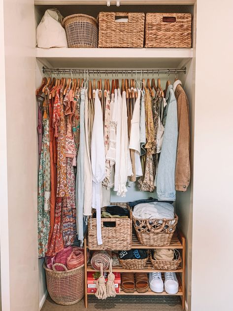 Tidy & organised wardrobe Fitted Wardrobe Storage, Long Narrow Walk In Closet Layout, Walk In Closet Boho, Open Wardrobe Ideas Small Spaces, Wardrobe Alternatives, Small Wardrobe Ideas, One Room Cabin Interior, Closet Organization Ideas Small Bedrooms, Wardrobe Organisation Ideas