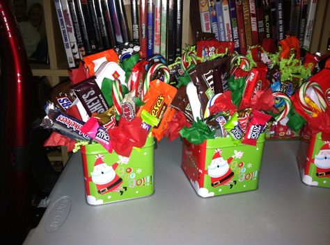 Candy bouquet Christmas Candy Bouquet Ideas, Candy Bar Bouquet, Diy Christmas Candy, Candy Gift Baskets, Christmas Candy Gifts, Candy Arrangements, Candy Bouquet Diy, Christmas Bouquet, Christmas Gifts To Make