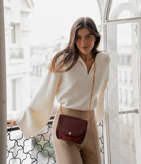 Style Chic Parisien, Maroon Bag, Parisian Outfit, Burgundy Bag, Parisian Chic Style, Bag Outfit, Handbag Outfit, Hijab Fashion Inspiration, Summer Fashion Outfits